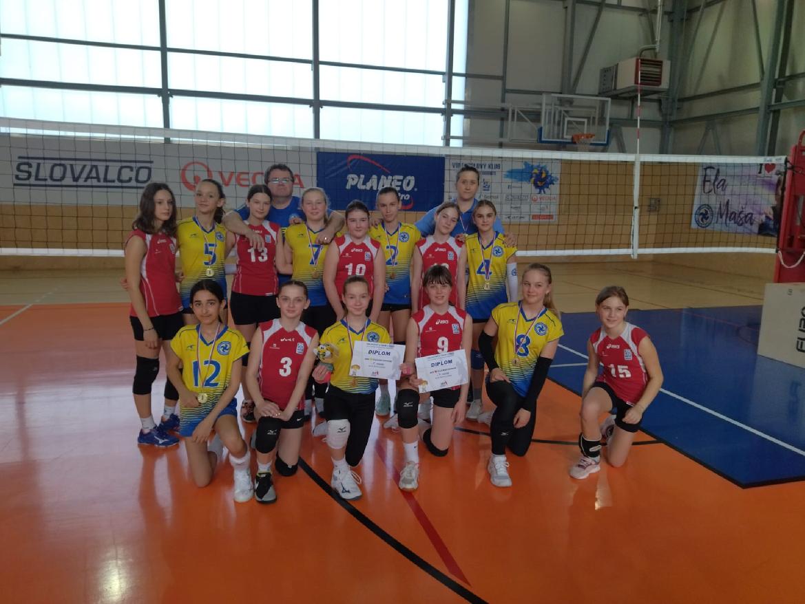 Žlté minivolejbalistky Majsterky oblasti Stred 