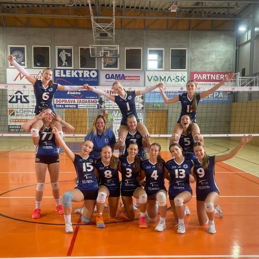 Modré staršie žiačky víťazne